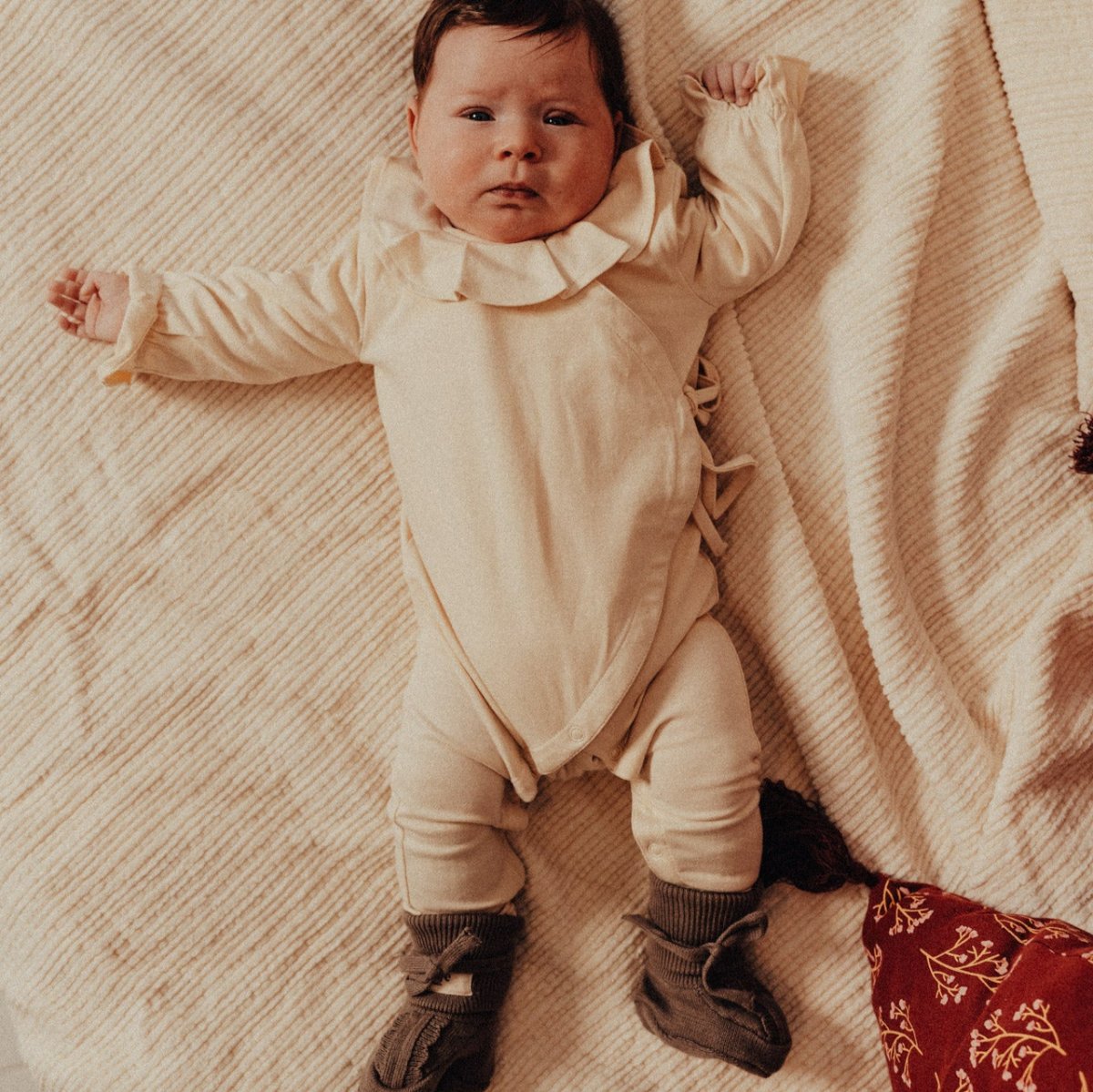 De Baje Studio linny newborn onesie taupe is een heerlijk zacht en comfortabel pakje, perfect voor jouw kleine baby. Dit pakje is gemaakt van biologisch katoen, heel fijn voor gevoelige babyhuidjes. VanZus.