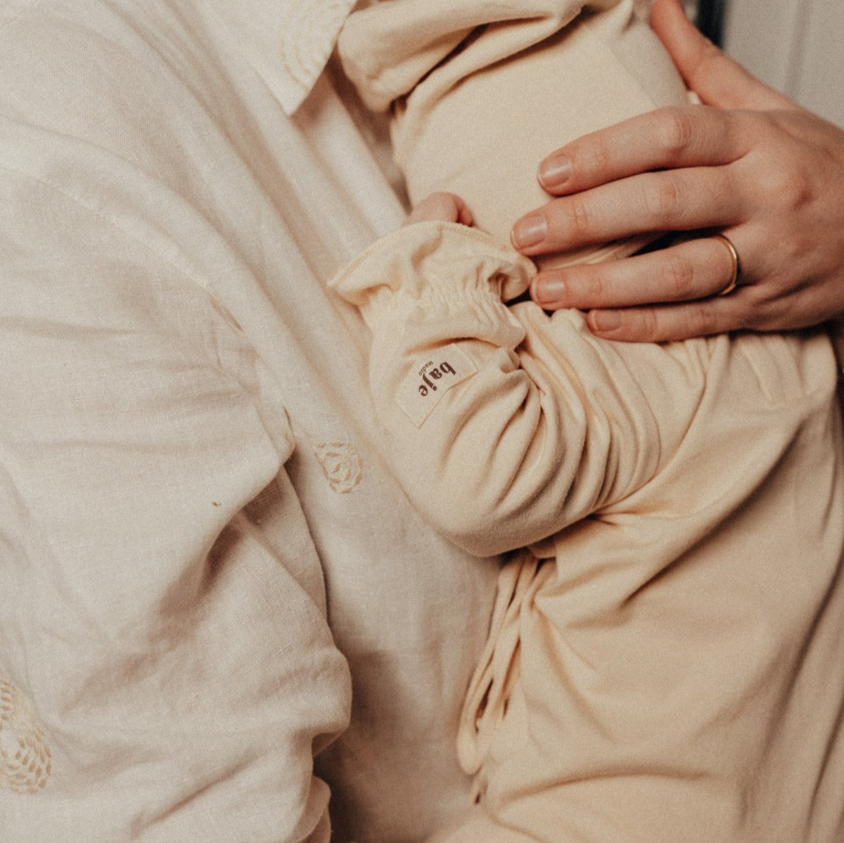 De Baje Studio linny newborn onesie taupe is een heerlijk zacht en comfortabel pakje, perfect voor jouw kleine baby. Dit pakje is gemaakt van biologisch katoen, heel fijn voor gevoelige babyhuidjes. VanZus.