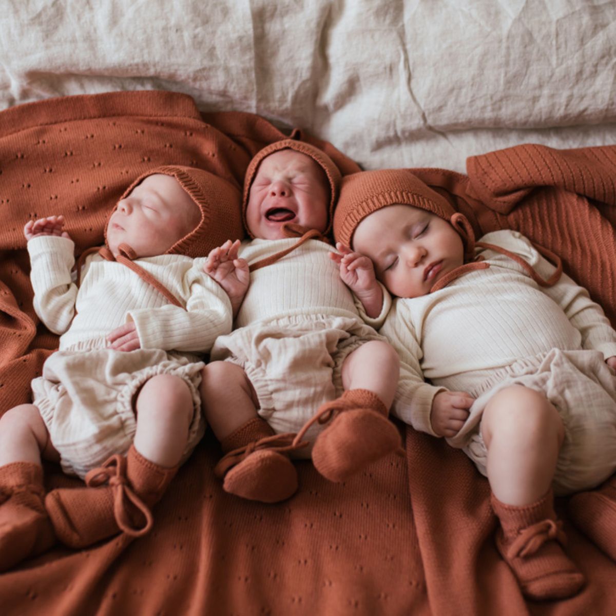 Deken bibi van Hvid, in brick, biedt warmte en comfort voor je baby met zacht merino lamswol. Ribgebreid, zacht en warm. Een klassieke ajourdeken. In diverse kleuren. VanZus