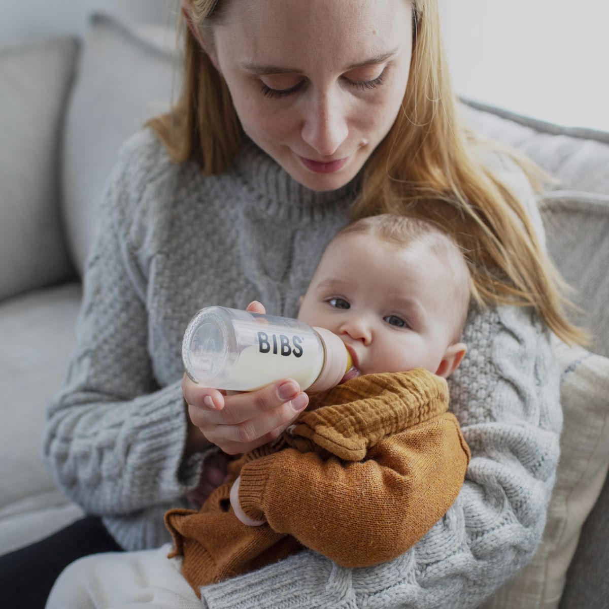 De beste start met de BIBS glazen babyfles latex 110 ml in blush. Gemaakt van hittebestendig borosilicaatglas met een 100% natuurlijk latex speen, imiteert het de moederborst. Vrij van BPA, PVC en ftalaten. VanZus