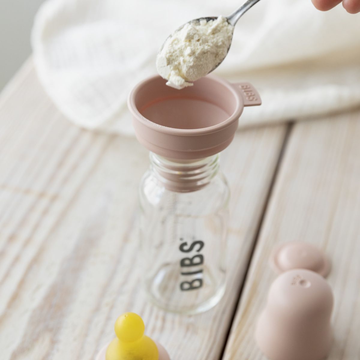 De beste start met de BIBS glazen babyfles latex 110 ml in blush. Gemaakt van hittebestendig borosilicaatglas met een 100% natuurlijk latex speen, imiteert het de moederborst. Vrij van BPA, PVC en ftalaten. VanZus