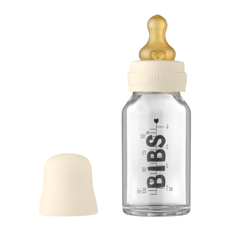 De beste start met de BIBS glazen babyfles latex 110 ml in ivory. Gemaakt van hittebestendig borosilicaatglas met een 100% natuurlijk latex speen, imiteert het de moederborst. Vrij van BPA, PVC en ftalaten. VanZus