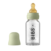 De beste start met de BIBS glazen babyfles latex 110 ml in sage. Gemaakt van hittebestendig borosilicaatglas met een 100% natuurlijk latex speen, imiteert het de moederborst. Vrij van BPA, PVC en ftalaten. VanZus