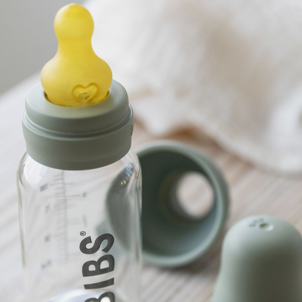 De beste start met de BIBS glazen babyfles latex 110 ml in sage. Gemaakt van hittebestendig borosilicaatglas met een 100% natuurlijk latex speen, imiteert het de moederborst. Vrij van BPA, PVC en ftalaten. VanZus