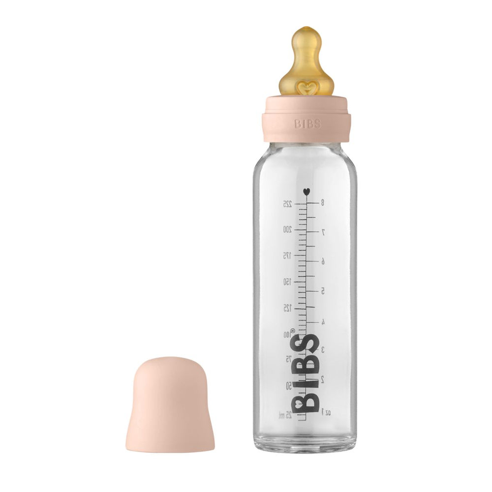 Perfect voor oudere baby's: BIBS glazen babyfles latex 225 ml in blush. Gemaakt van hittebestendig borosilicaatglas met een 100% natuurlijk latex speen, imiteert het de moederborst. Vrij van BPA, PVC en ftalaten. VanZus