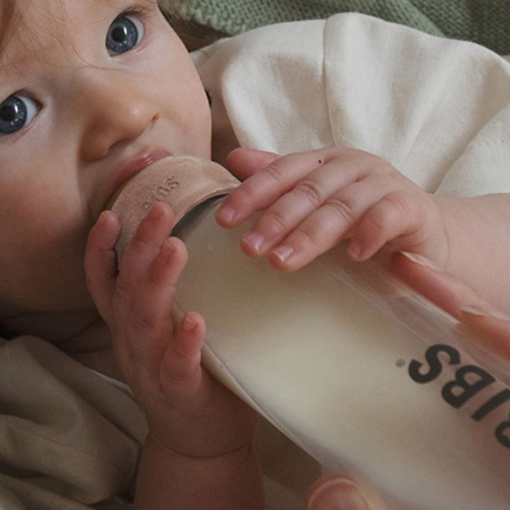 Perfect voor oudere baby's: BIBS glazen babyfles latex 225 ml in blush. Gemaakt van hittebestendig borosilicaatglas met een 100% natuurlijk latex speen, imiteert het de moederborst. Vrij van BPA, PVC en ftalaten. VanZus