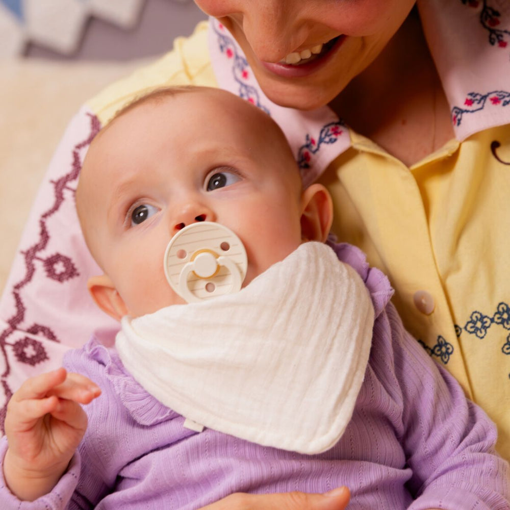 De originele BIBS fopspeen colour in 2-pack in de kleuren ivory/vanilla. 100% latex en voedselveilig materiaal, ronde speen, vrij van BPA en flalaten. In diverse kleuren. VanZus