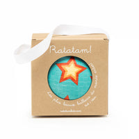 De kleine bal starry van Ratatam betovert kinderen met zijn kleurrijke ontwerp vol sterretjes. Compact, lichtgewicht en duurzaam – perfect voor binnen- en buitenspeelplezier. Ideaal voor kleine handjes. VanZus