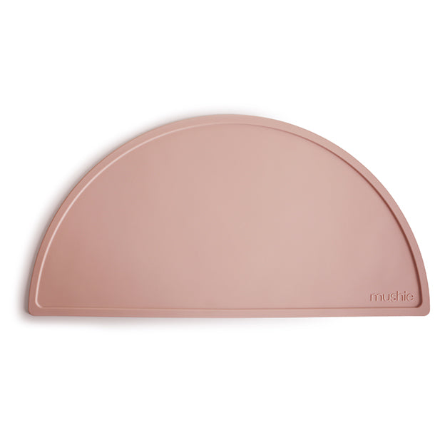 Lekker knoeien en kliederen met de halfronde mushie siliconen placemat in blush! De mooie, siliconen placemats van Mushie houden je kleintje en de tafel misschien iets schoner. VanZus