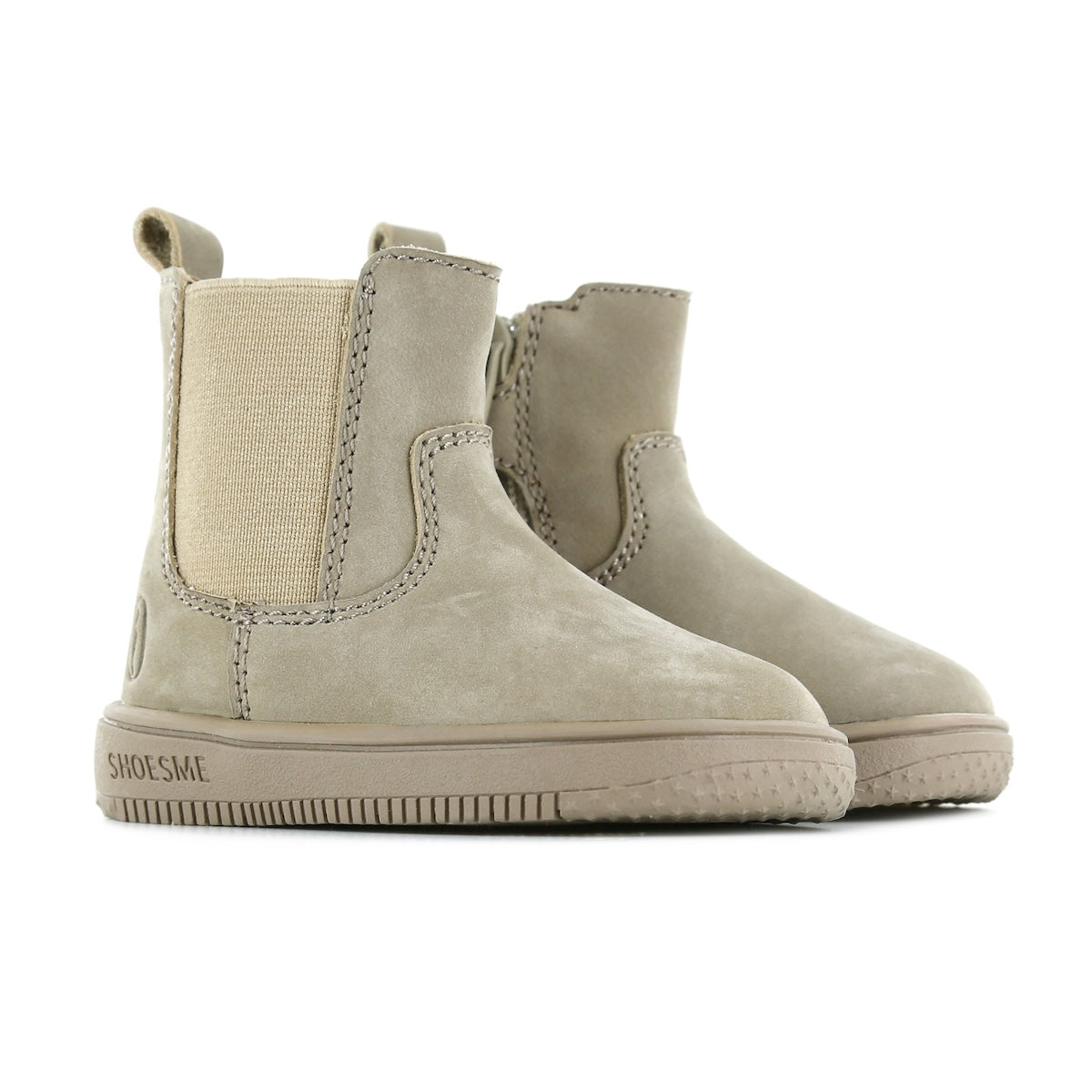 Shoesme weet wel wat hip is! Deze chelsea boots in de kleur beige bijvoorbeeld! Wat een toffe zandkleurige laarzen. Dit trendy laarsje is ontworpen voor kinderen die al goed los kunnen lopen en dol zijn op ontdekken, rennen en spelen. VanZus