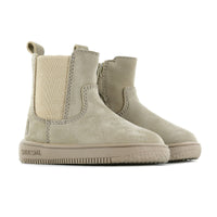 Shoesme weet wel wat hip is! Deze chelsea boots in de kleur beige bijvoorbeeld! Wat een toffe zandkleurige laarzen. Dit trendy laarsje is ontworpen voor kinderen die al goed los kunnen lopen en dol zijn op ontdekken, rennen en spelen. VanZus