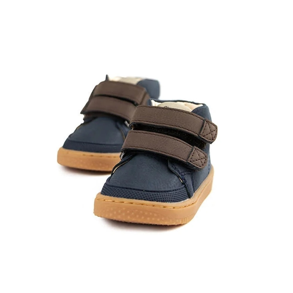 Baby-proof sneakers van Shoesme in dark blue/brown kunnen altijd gedragen worden. Gemaakt van leer, met veters en anti-slipzool. In verschillende kleuren en maten. VanZus