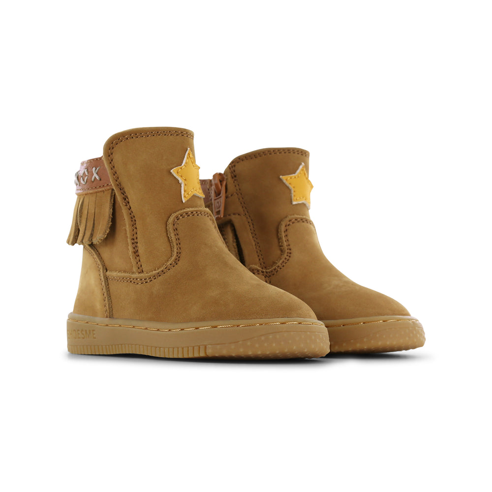 Perfect voor kleintjes: de Shoesme baby-proof laarsjes in cognac. Met elastische stukken, ritssluiting, antip-slip en flexibele zool. In de kleuren cognac en taupe. VanZus