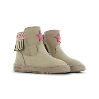 Perfect voor kleintjes: de Shoesme baby-proof laarsjes in de kleur taupe. Met elastische stukken, ritssluiting, antip-slip en flexibele zool. In de kleuren cognac en taupe. VanZus