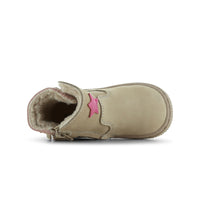 Perfect voor kleintjes: de Shoesme baby-proof laarsjes in de kleur taupe. Met elastische stukken, ritssluiting, antip-slip en flexibele zool. In de kleuren cognac en taupe. VanZus