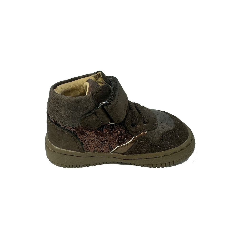 Perfect voor elk seizoen: de baby-proof sneakers in ster dark brown van het merk Shoesme. Gemaakt van leer, met veters en anti-slipzool. In verschillende kleuren en maten. VanZus