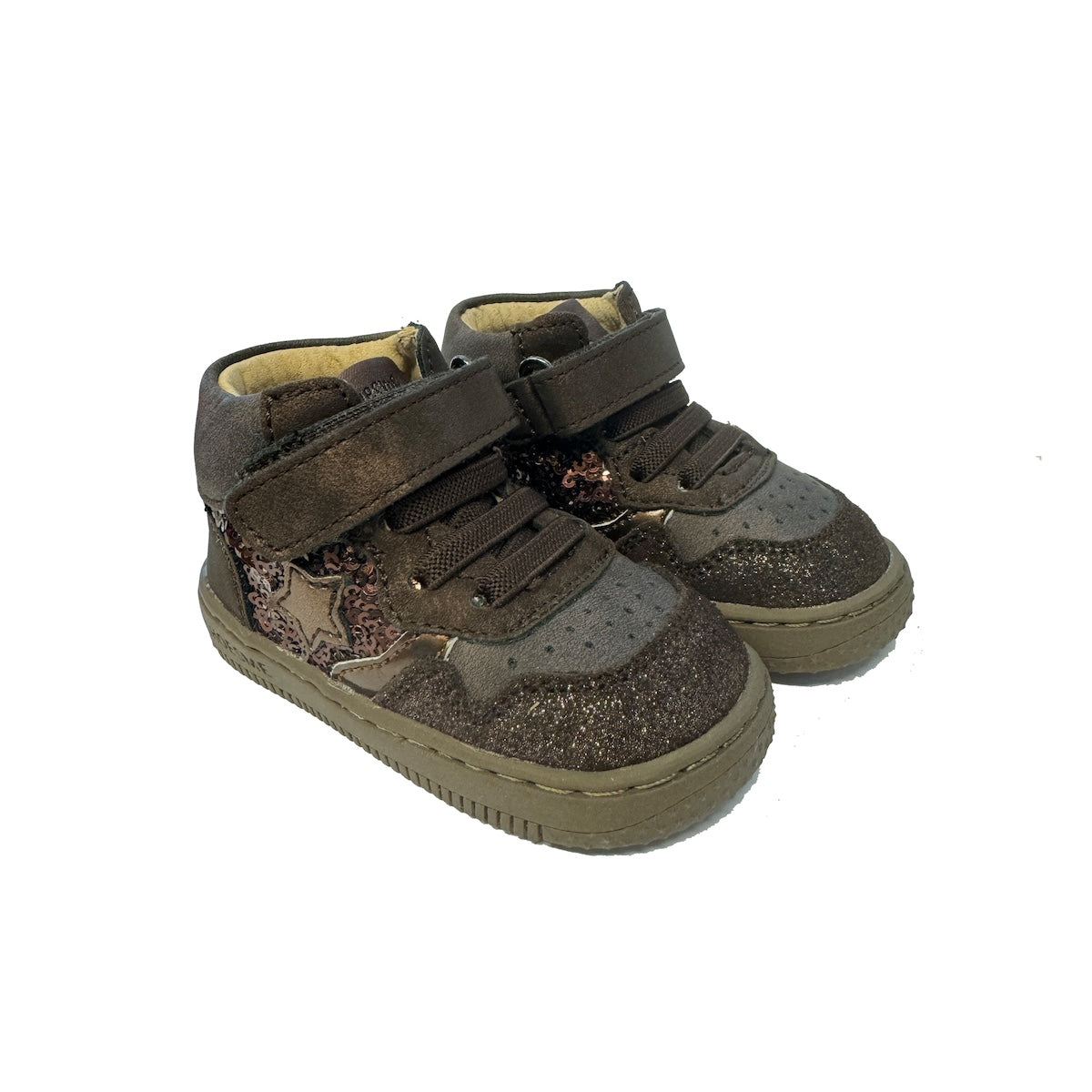 Perfect voor elk seizoen: de baby-proof sneakers in ster dark brown van het merk Shoesme. Gemaakt van leer, met veters en anti-slipzool. In verschillende kleuren en maten. VanZus