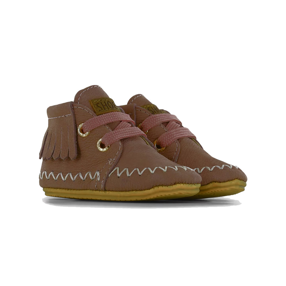 Stijlvol, comfortabel en veilig: de Shoesme baby-proof schoen met franjes in brown. Speciaal ontworpen voor kindjes die hun eerste stapjes zetten. Met veter en anti-slipzool. In verschillende kleuren en maten. VanZus