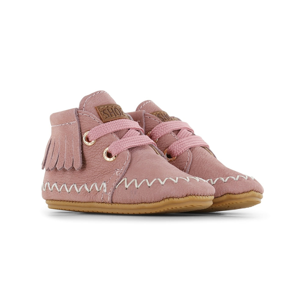 Stijlvol, comfortabel en veilig: de Shoesme baby-proof schoen met franjes in old pink. Speciaal ontworpen voor kindjes die hun eerste stapjes zetten. Met veter en anti-slipzool. In verschillende kleuren en maten. VanZus