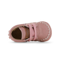 Stijlvol, comfortabel en veilig: de Shoesme baby-proof schoen met franjes in old pink. Speciaal ontworpen voor kindjes die hun eerste stapjes zetten. Met veter en anti-slipzool. In verschillende kleuren en maten. VanZus