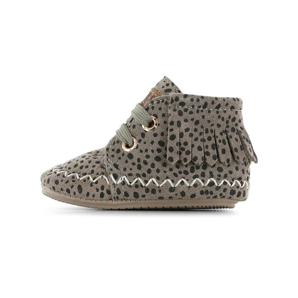 Stijlvol, comfortabel en veilig: de Shoesme baby-proof schoen met franjes in grey dots. Speciaal ontworpen voor kindjes die hun eerste stapjes zetten. Met veter en anti-slipzool. In verschillende kleuren en maten. VanZus