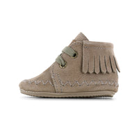 Stijlvol, comfortabel en veilig: de Shoesme baby-proof schoen met franjes in taupe. Speciaal ontworpen voor kindjes die hun eerste stapjes zetten. Met veter en anti-slipzool. In verschillende kleuren en maten. VanZus