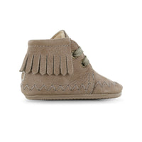 Stijlvol, comfortabel en veilig: de Shoesme baby-proof schoen met franjes in taupe. Speciaal ontworpen voor kindjes die hun eerste stapjes zetten. Met veter en anti-slipzool. In verschillende kleuren en maten. VanZus