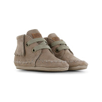 Stijlvol, comfortabel en veilig: de Shoesme baby-proof schoen met franjes in taupe. Speciaal ontworpen voor kindjes die hun eerste stapjes zetten. Met veter en anti-slipzool. In verschillende kleuren en maten. VanZus