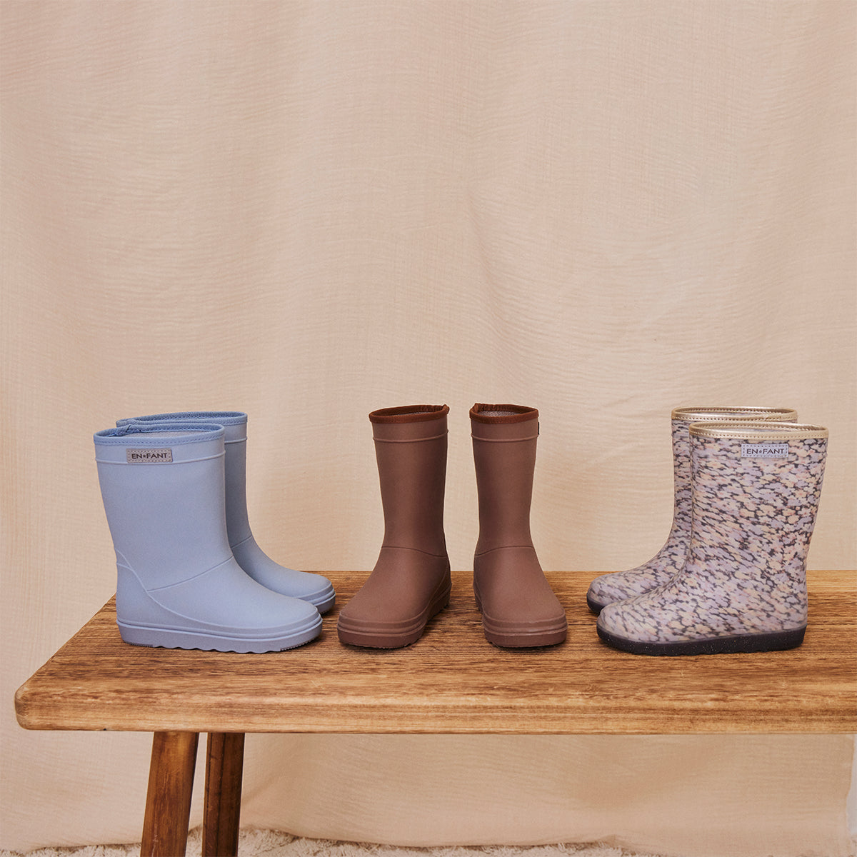 Dit zijn de regenlaarzen dusty blue van het bekende, populaire Deense merk En Fant. Deze laarzen zijn lichtblauw van kleur. De regenlaarzen zijn ongevoerd, wat ze perfect geschikt maakt voor op lentedagen. Met deze laarzen blijven de voeten van je kindje ook nog eens goed droog. 