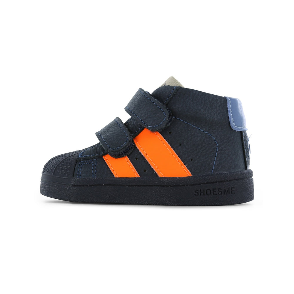 Kruipen en lopen doe je natuurlijk met de baby schoentjes stootneus in dark blue orange van Shoesme. De sneakers beschermen de voetjes van je kleintje tijdens ontdekkingstochten. In verschillende kleuren en maten. VanZus