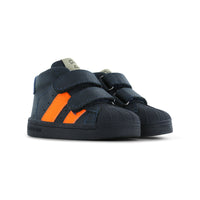 Kruipen en lopen doe je natuurlijk met de baby schoentjes stootneus in dark blue orange van Shoesme. De sneakers beschermen de voetjes van je kleintje tijdens ontdekkingstochten. In verschillende kleuren en maten. VanZus