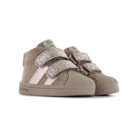 Kruipen en lopen doe je natuurlijk met de baby schoentjes stootneus in glitter taupe van Shoesme. De sneakers beschermen de voetjes van je kleintje tijdens ontdekkingstochten. In verschillende kleuren en maten. VanZus