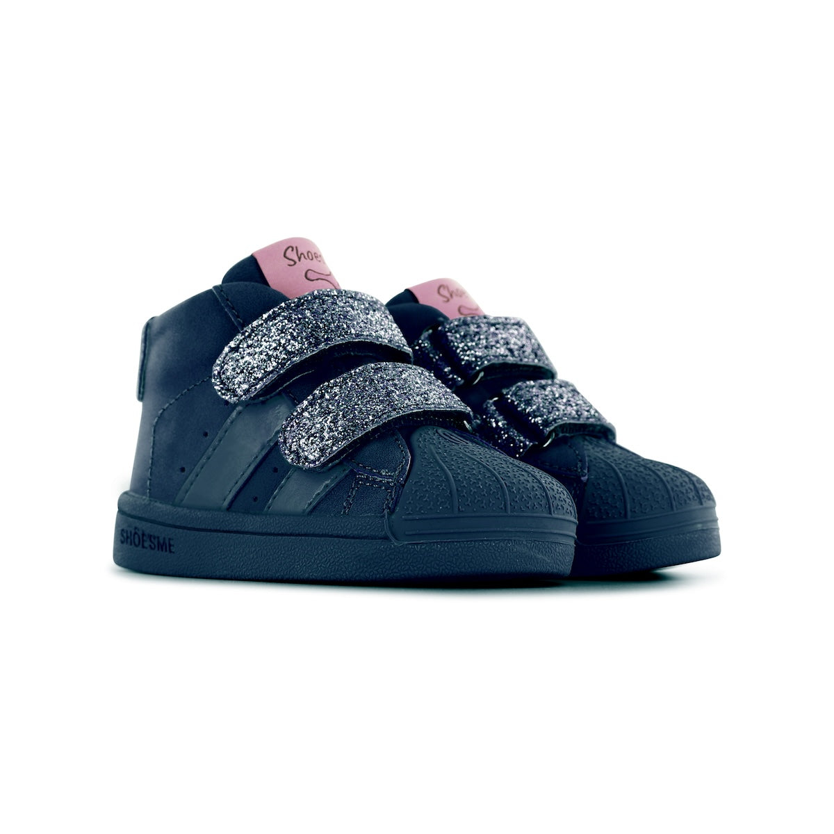 Kruipen en lopen doe je natuurlijk met de baby schoentjes stootneus in dark blue van Shoesme. De sneakers beschermen de voetjes van je kleintje tijdens ontdekkingstochten. In verschillende kleuren en maten. VanZus