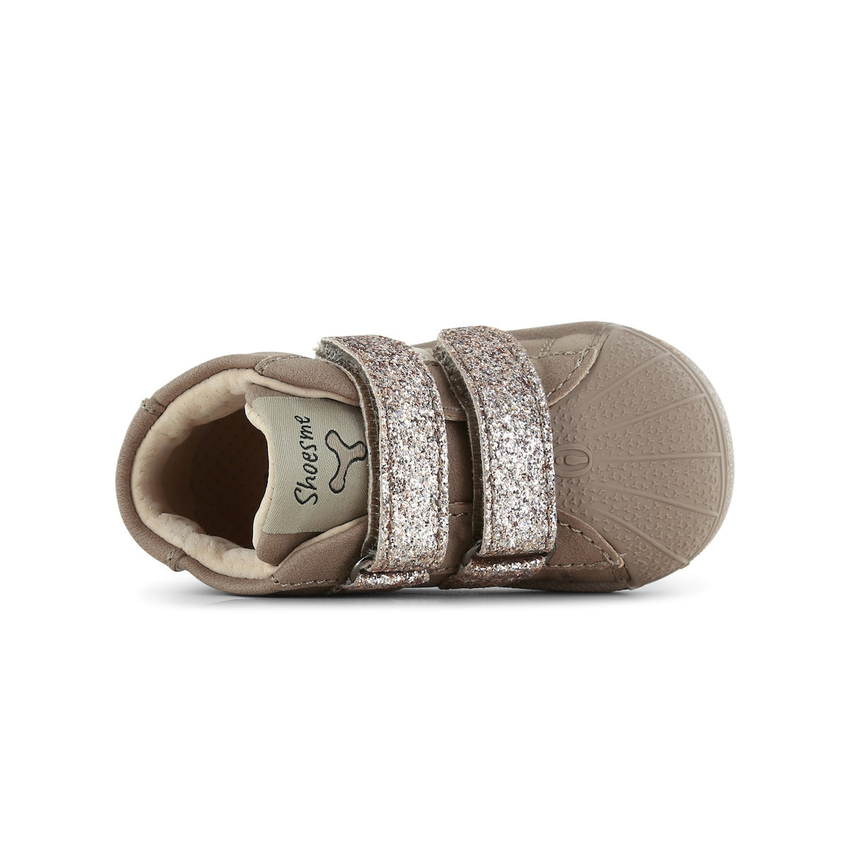 Kruipen en lopen doe je natuurlijk met de baby schoentjes stootneus in glitter taupe van Shoesme. De sneakers beschermen de voetjes van je kleintje tijdens ontdekkingstochten. In verschillende kleuren en maten. VanZus