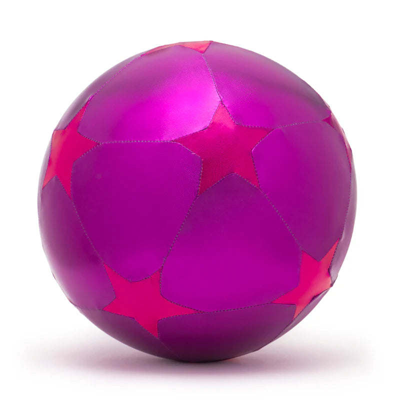 De kleine bal starry pink & purple van Ratatam betovert kinderen met zijn kleurrijke ontwerp vol sterretjes. Compact, lichtgewicht en duurzaam – perfect voor binnen- en buitenspeelplezier. VanZus