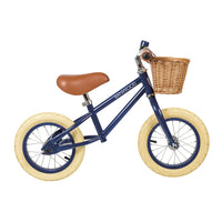 Ontdek deze toffe Banwood loopfiets vintage navy! Deze toffe loopfiets voor jongens en meisjes heeft een mooie, matte donkerblauwe kleur. Deze fiets ie gemaakt om lang mee te gaan en je kind zal er dan ook heel veel plezier mee beleven! VanZus