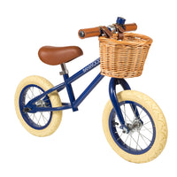 Ontdek deze toffe Banwood loopfiets vintage navy! Deze toffe loopfiets voor jongens en meisjes heeft een mooie, matte donkerblauwe kleur. Deze fiets ie gemaakt om lang mee te gaan en je kind zal er dan ook heel veel plezier mee beleven! VanZus