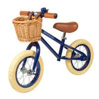 Ontdek deze toffe Banwood loopfiets vintage navy! Deze toffe loopfiets voor jongens en meisjes heeft een mooie, matte donkerblauwe kleur. Deze fiets ie gemaakt om lang mee te gaan en je kind zal er dan ook heel veel plezier mee beleven! VanZus