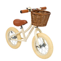 Ontdek deze toffe Banwood loopfiets vintage cream! Deze toffe loopfiets voor jongens en meisjes heeft een mooie, matte roomwitte kleur. Deze fiets ie gemaakt om lang mee te gaan en je kind zal er dan ook heel veel plezier mee beleven! VanZus