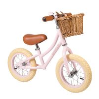 Ontdek deze toffe Banwood loopfiets vintage pink! Deze toffe loopfiets voor jongens en meisjes heeft een mooie, matte lichtroze kleur. Deze fiets ie gemaakt om lang mee te gaan en je kind zal er dan ook heel veel plezier mee beleven! VanZus