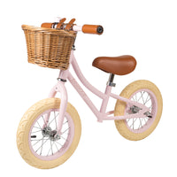 Ontdek deze toffe Banwood loopfiets vintage pink! Deze toffe loopfiets voor jongens en meisjes heeft een mooie, matte lichtroze kleur. Deze fiets ie gemaakt om lang mee te gaan en je kind zal er dan ook heel veel plezier mee beleven! VanZus