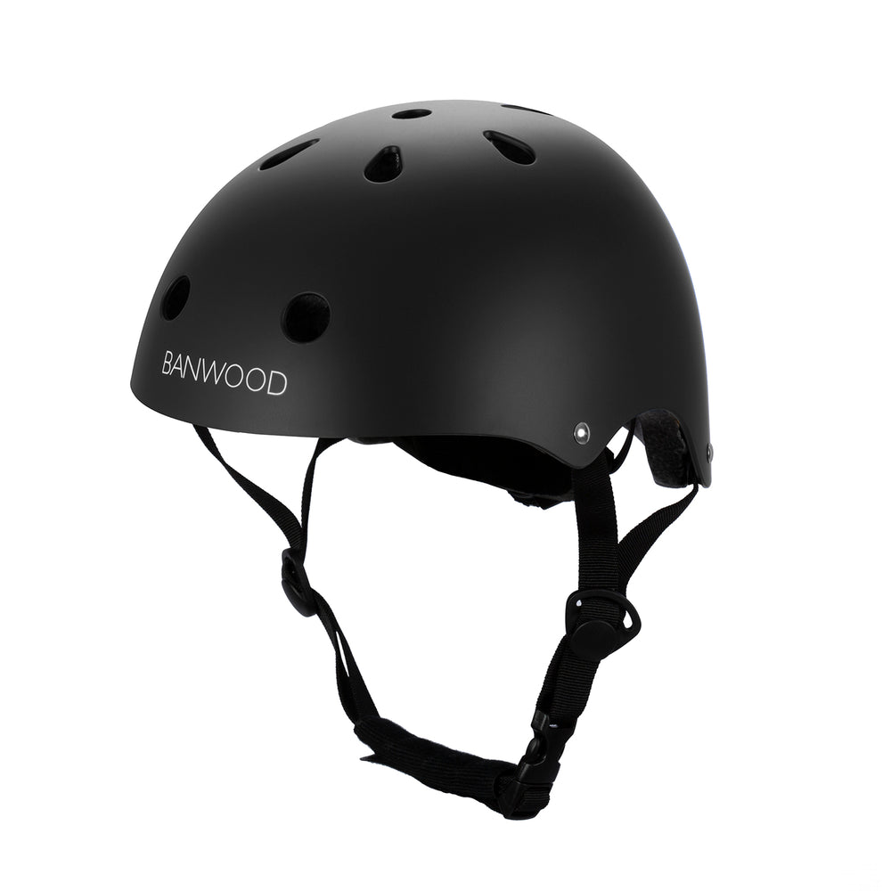 Deze Banwood helm classic matte black is een kinderhelm die het hoofd van je kindje goed beschermt, maar waarmee je kindje ook nog eens stijlvol is. VanZus