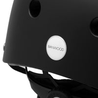 Deze Banwood helm classic matte black is een kinderhelm die het hoofd van je kindje goed beschermt, maar waarmee je kindje ook nog eens stijlvol is. VanZus