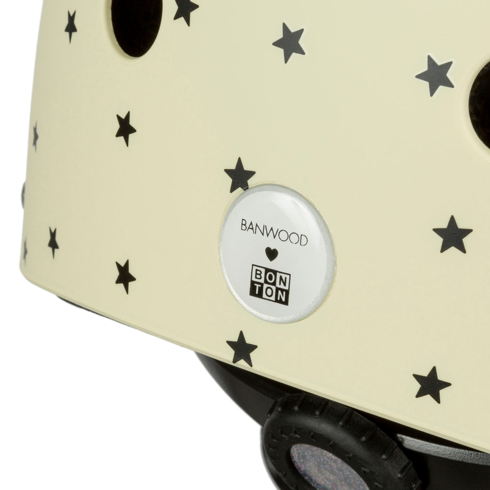 Deze Banwood helm classic bonton matte in cream S is een limited edition kinderhelm die het hoofd van je kindje goed beschermt, maar waarmee je kindje ook nog eens stijlvol is. VanZus