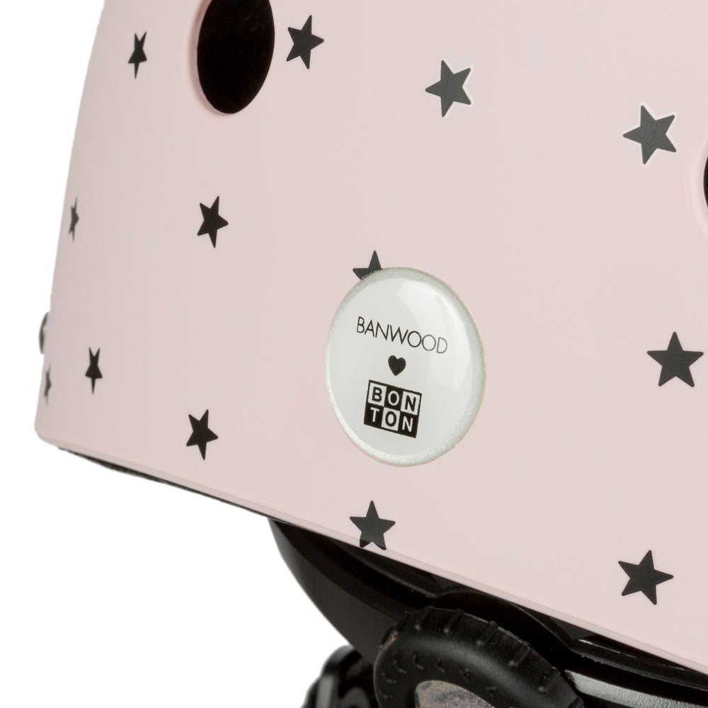 Deze Banwood helm classic bonton matte in pink S is een limited edition kinderhelm die het hoofd van je kindje goed beschermt, maar waarmee je kindje ook nog eens stijlvol is. VanZus