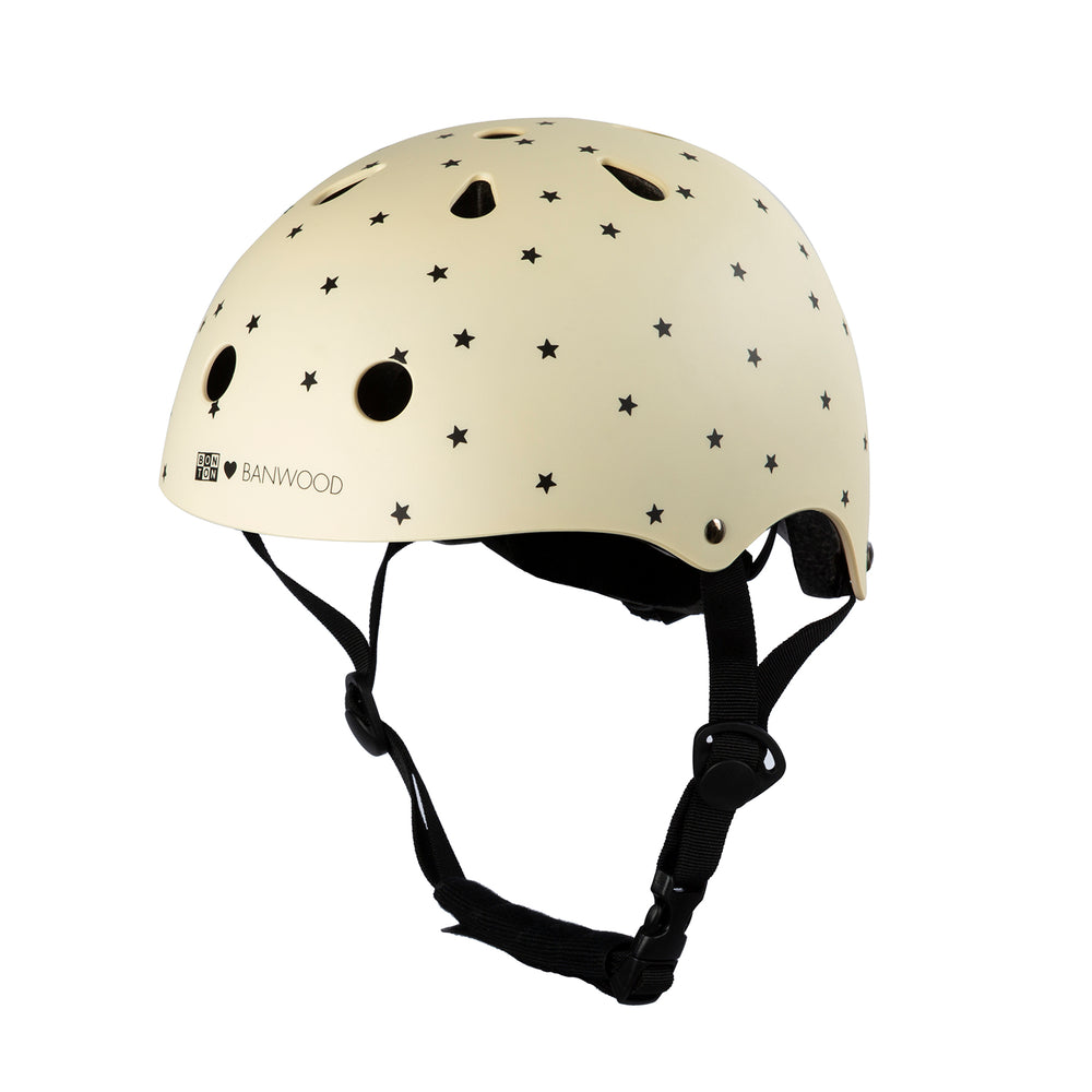 Deze Banwood helm classic bonton matte in cream S is een limited edition kinderhelm die het hoofd van je kindje goed beschermt, maar waarmee je kindje ook nog eens stijlvol is. VanZus