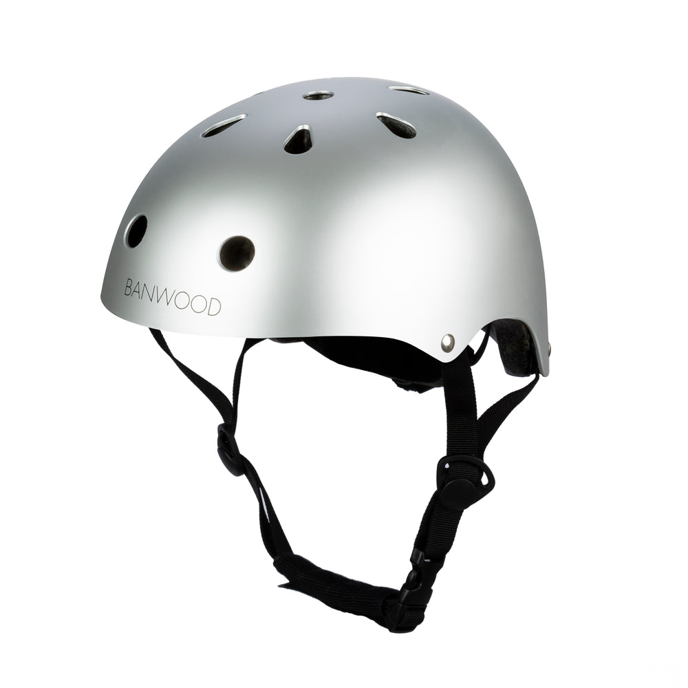 Deze Banwood helm classic matte chrome is een kinderhelm die het hoofd van je kindje goed beschermt, maar waarmee je kindje ook nog eens stijlvol is. De fietshelm in flitsend zilver ziet er ook nog eens heel hip uit. VanZus
