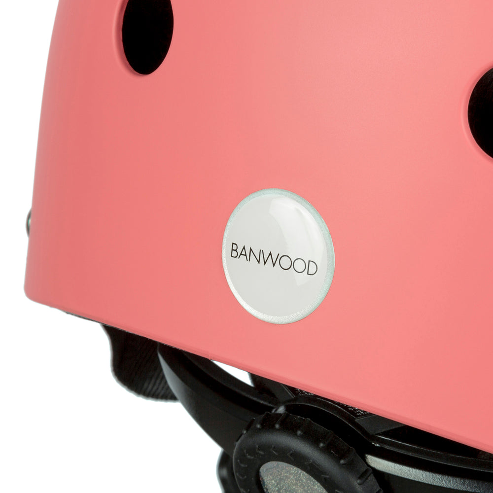 Deze Banwood helm classic matte coral is een kinderhelm die het hoofd van je kindje goed beschermt, maar waarmee je kindje ook nog eens stijlvol is. VanZus