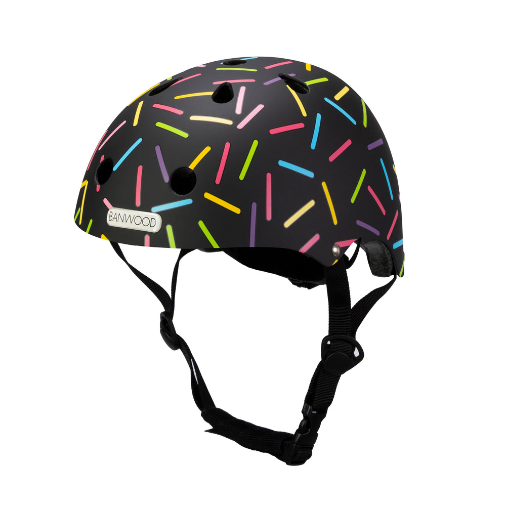 Deze Banwood helm classic Banwood x Marest in allergra black is écht een eyecatcher om te zien! Deze mooie helm is lichtgewicht en beschermt het hoofd van je kindje tijdens het fietsen. En ook ziet je kindje er met deze helm stylish uit! VanZus