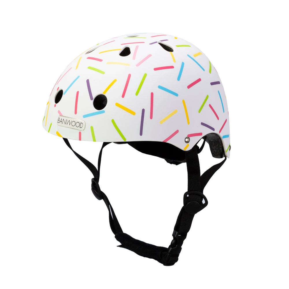 Deze Banwood helm classic Banwood x Marest in allergra white is écht een eyecatcher om te zien! Deze mooie helm is lichtgewicht en beschermt het hoofd van je kindje tijdens het fietsen. En ook ziet je kindje er met deze helm stylish uit! VanZus
